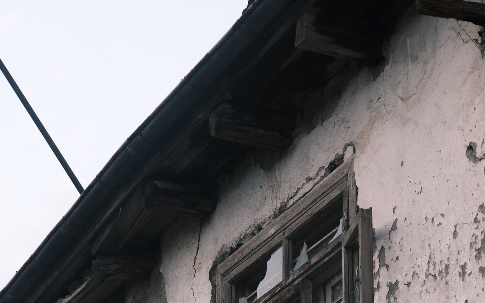 Una casa antigua mostrando signos de mantenimiento diferido
