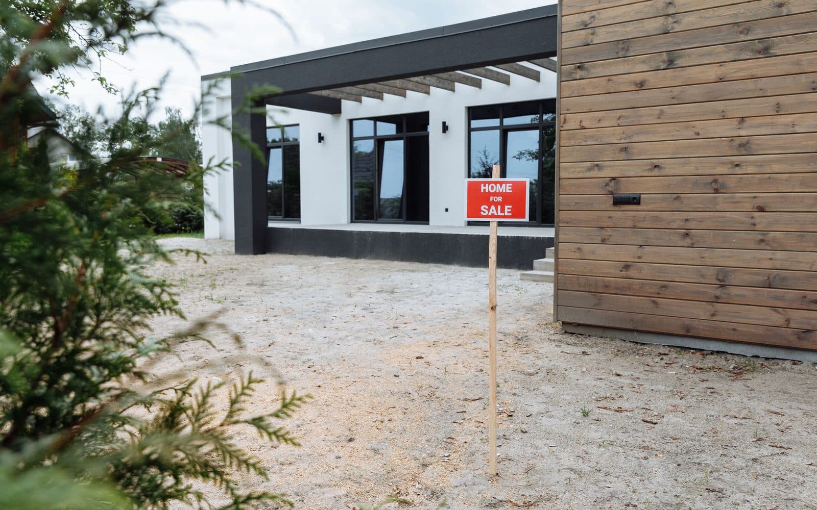 Una casa vacía con un letrero de venta, representando un nuevo comienzo