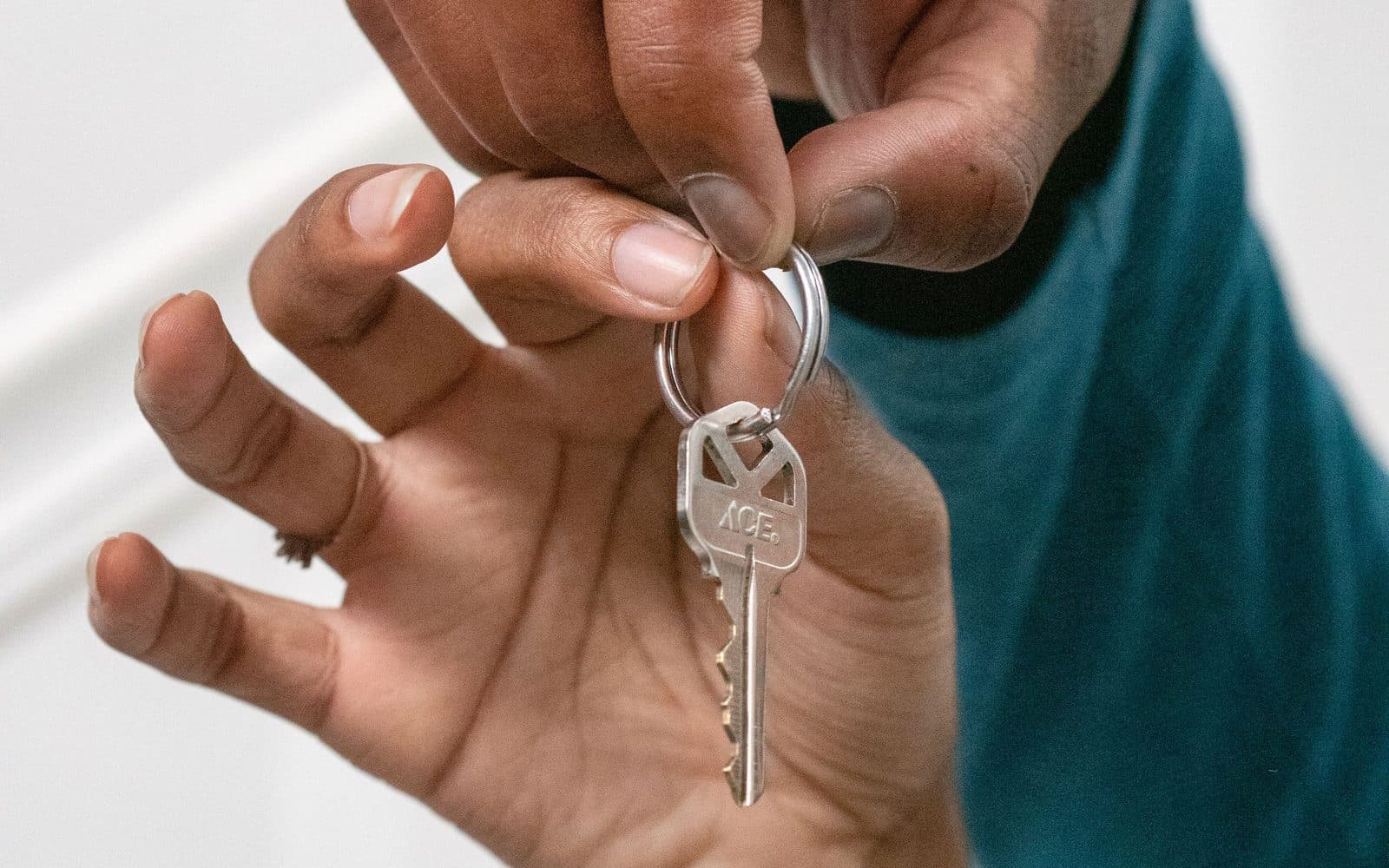Una casa familiar con llaves y papeleo del patrimonio sobre la mesa